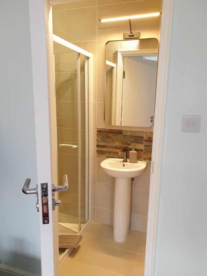Beautiful Double En-Suite Room, Separate Entrance, Ilford, Central Line Gants Hill, Free Parking Exterior foto